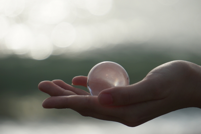手の上の水晶
